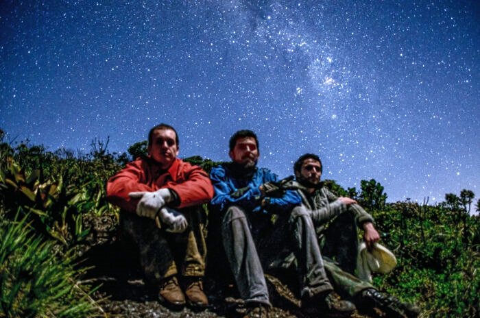 Tocando as estrelas no topo do pico da Pedra do Desengano, que dá nome ao parque. Destaque da esquerda para a direita: Diego Nascimento, Samir Mansur e Naby Mansur. Crédito da foto: Samir Mansur.
