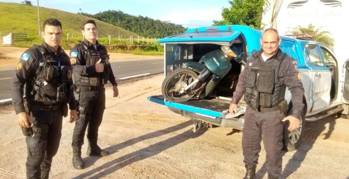Policiais ajudam trabalhador com pneu da moto furado em Itaocara
