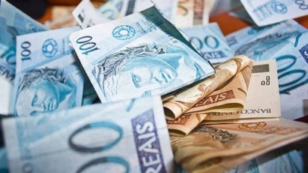 Governo fixa valor do salário mínimo para 2022 em R$ 1.212