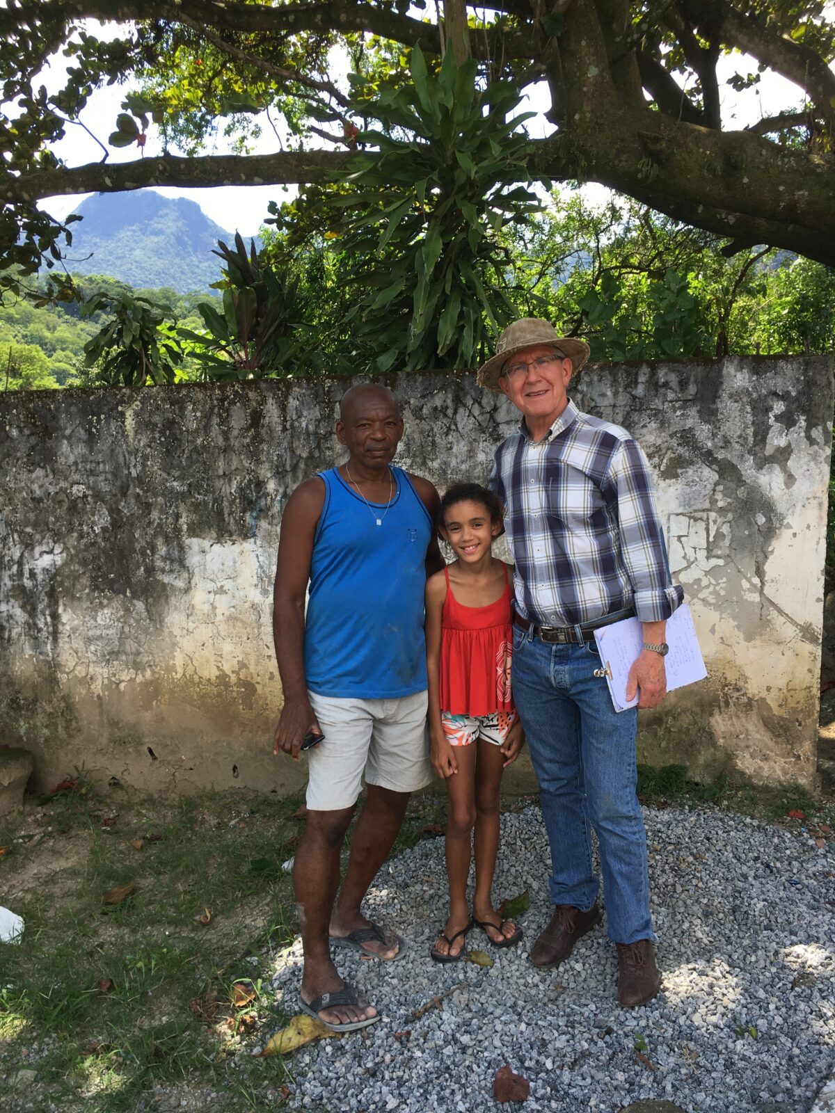 Em Cantagalo, o filho desconhecido do Barão Langsdorff 15 Wolfgang Müller com moradores da localidade da outrora fazenda. Acervo Muller