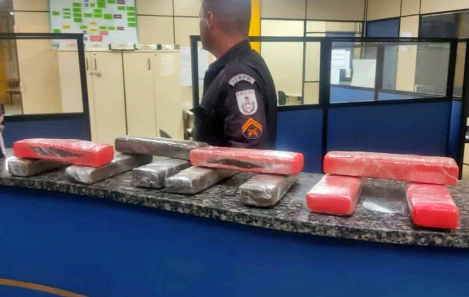 Friburgo: PM intercepta carro e apreende 11 kg de drogas no Debossan
