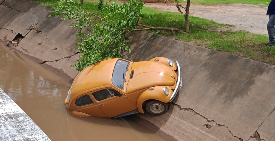 Fusca cai no Valão Santo Antônio, no bairro Caxias, em Itaocara