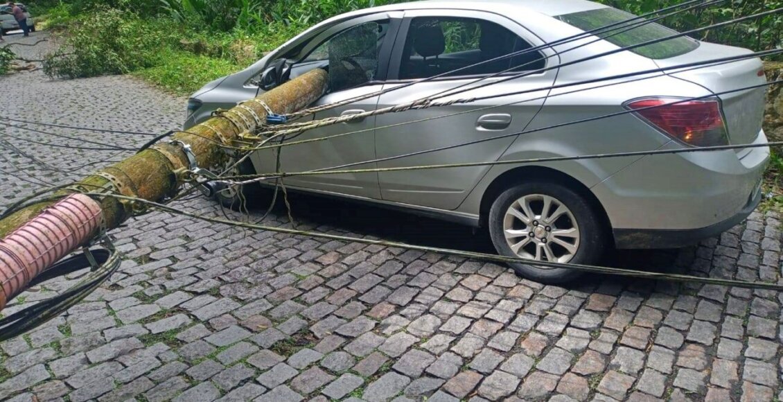 Poste cai sobre carro na Serra Velha, em Petrópolis