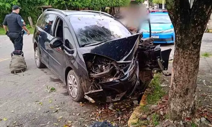 Colisão em árvore deixa policial ferido em Cardoso Moreira