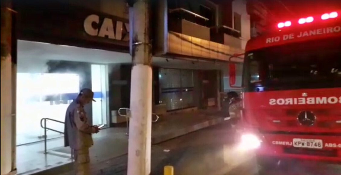 Itaocara: Bombeiros combatem incêndio em agência bancária