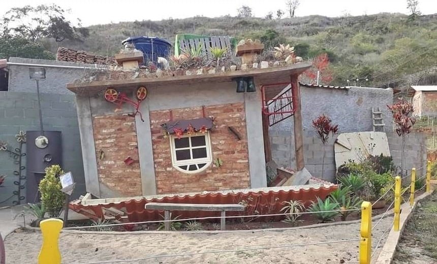 A 'casa que caiu do céu' é atração em Santa Maria Madalena 1 A 'casa que caiu do céu' é atração em Santa Maria Madalena