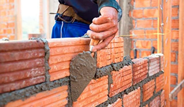 LafargeHolcim promove capacitação gratuita de pedreiro de alvenaria