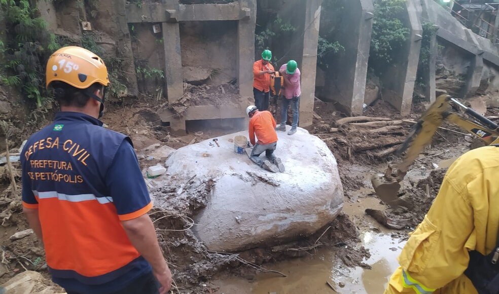 Petrópolis: Defesa Civil detona grande pedra no Morro da Oficina