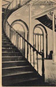 Francisco Vidal Gómez, o construtor do Colégio Anchieta 14 A escadaria no cartão postal com o busto de Francisco Vidal Gómez ao fundo. Acervo colégio Anchieta