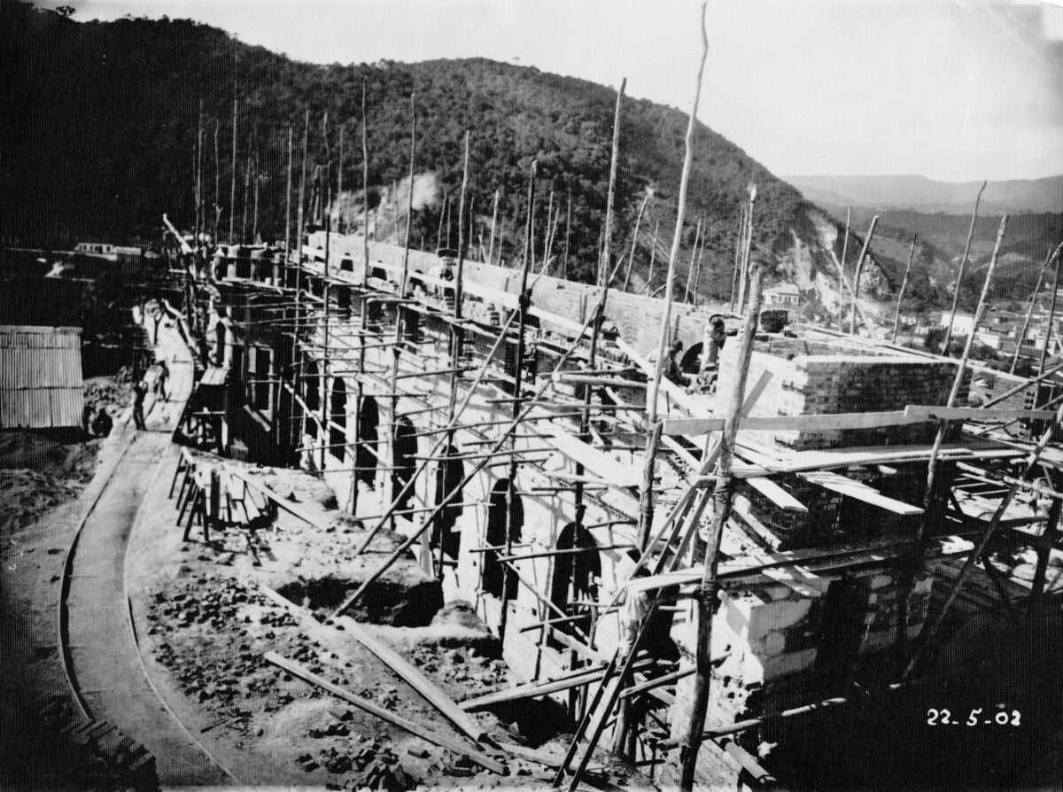 Francisco Vidal Gómez, o construtor do Colégio Anchieta 11 As festas da cumeeira e a colocação das tesouras eram muito festejadas, 1902. Acervo colégio Anchieta.