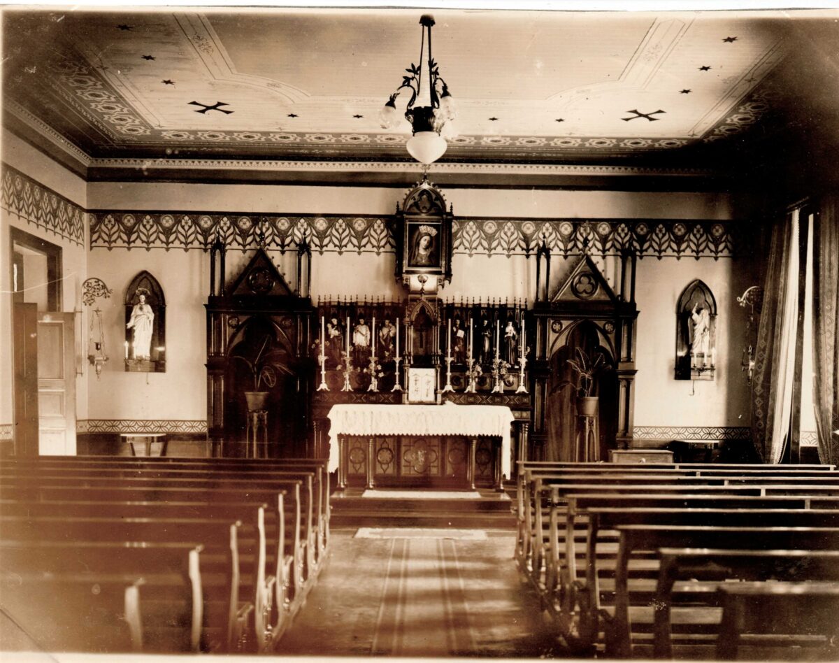 Francisco Vidal Gómez, o construtor do Colégio Anchieta 16 Capela Mater Pietatis em estilo gótico elaborada com 16 espécies de madeiras. Acervo colégio Anchieta.