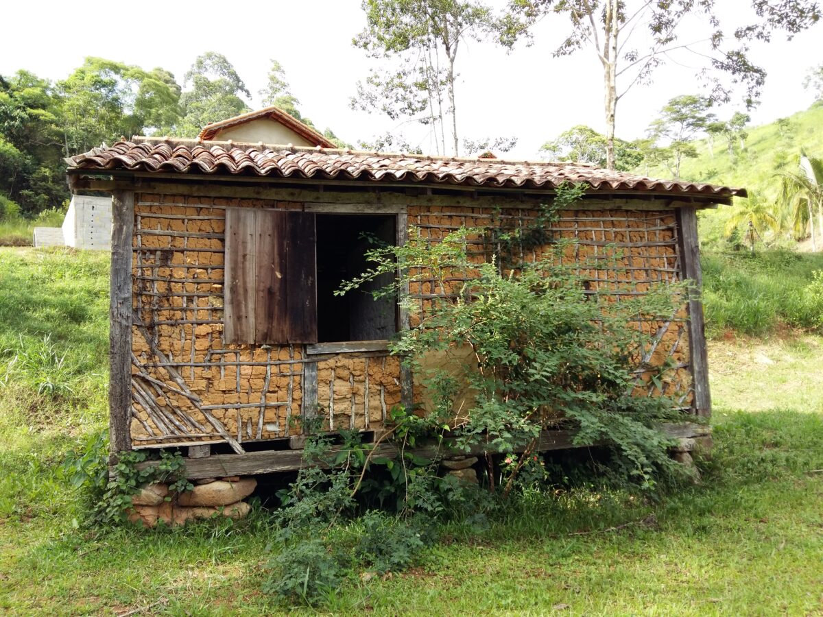 Casas de pau a pique: uma memória afetiva do interior fluminense 1 Casa de pau-a-pique em Amparo, Nova Friburgo. Acervo pessoal
