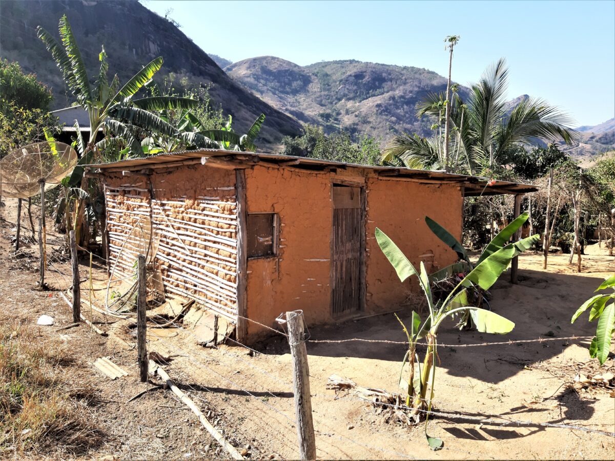 Casas de pau a pique: uma memória afetiva do interior fluminense 2 Casa de pau-a-pique em São Sebastião do Alto. Acervo pessoal