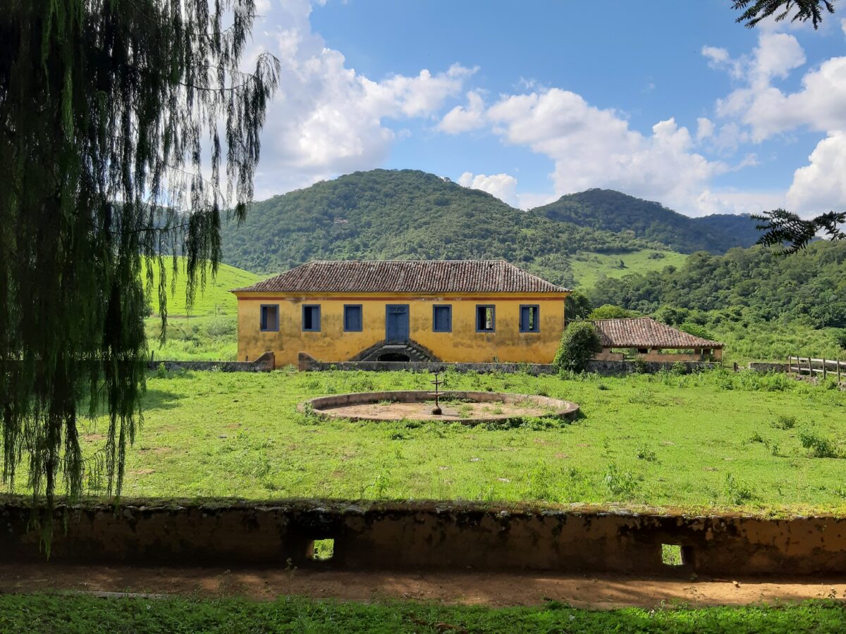 Documentar fazendas históricas: uma experiência no campo audiovisual 3 Casa-sede possivelmente do século 18, em Cordeiro. Acervo pessoal