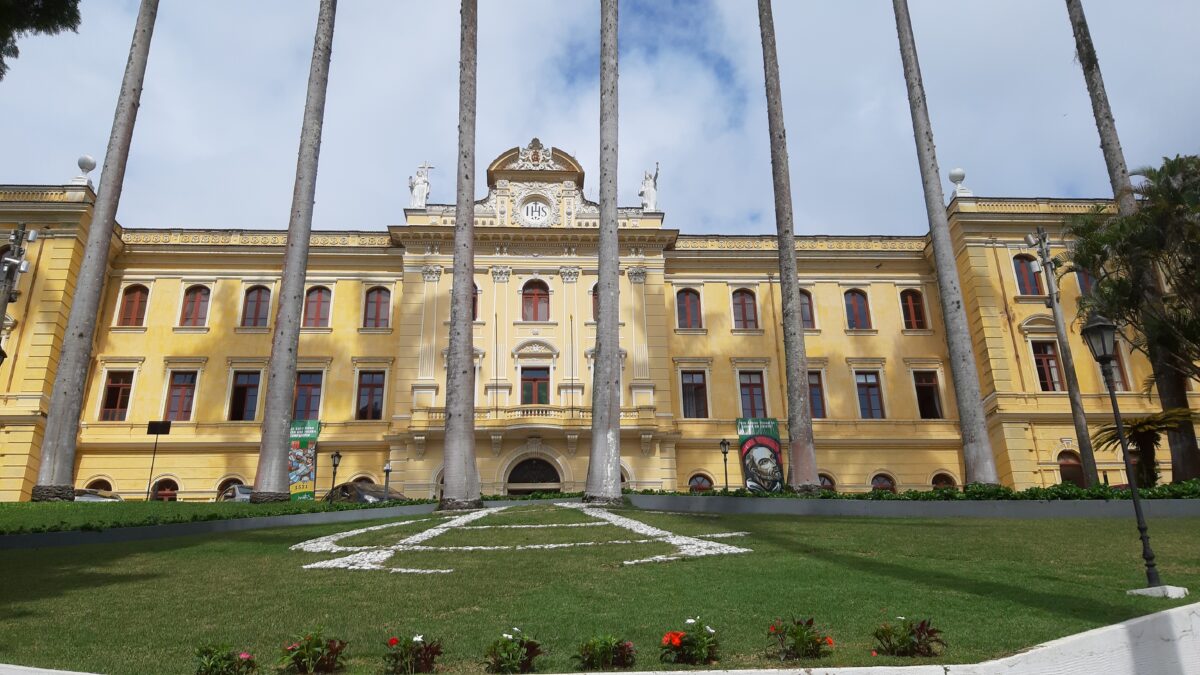 Francisco Vidal Gómez, o construtor do Colégio Anchieta 13 Duas estátuas do edifício representam a fé e a ciência. Acervo pessoal