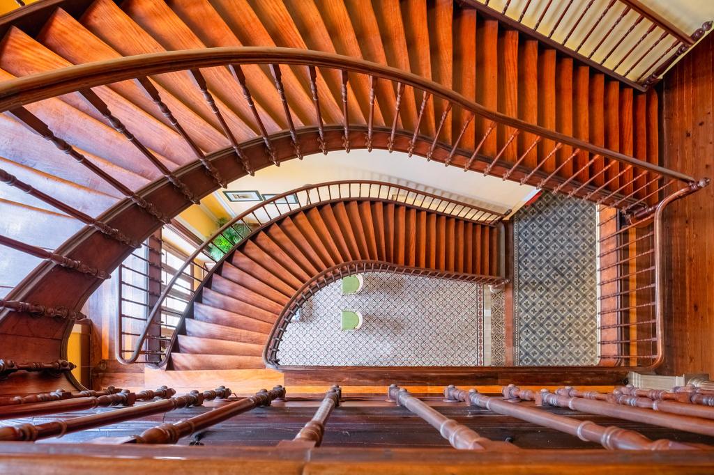 Francisco Vidal Gómez, o construtor do Colégio Anchieta 15 Escadas em peroba, suspensas e de puro encaixe. Imagem fotógrafo Pedro Bessa.