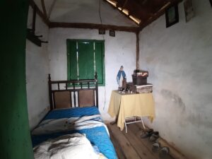 Interior de uma casa de pau-a-pique, em Galdinópolis. Acervo pessoal