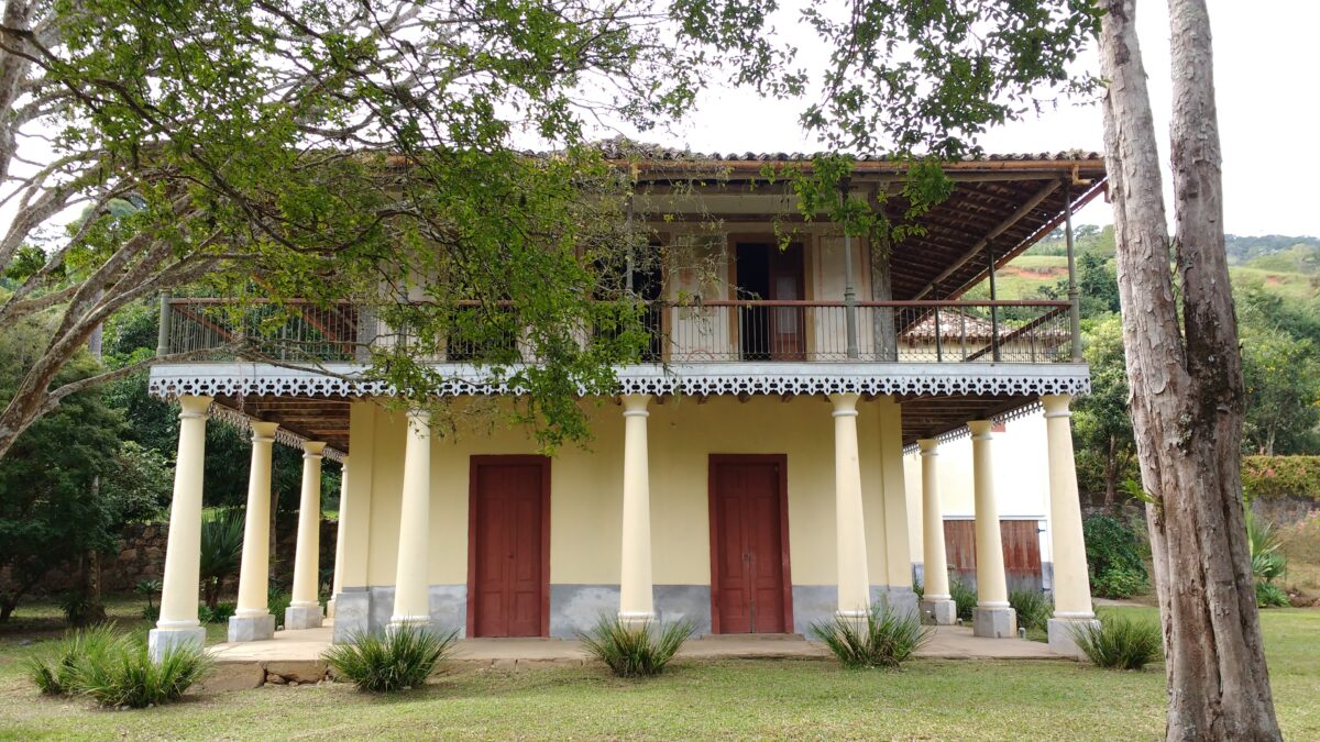 Documentar fazendas históricas: uma experiência no campo audiovisual 6 Parte da casa-sede da Fazenda Sant'Anna em Cantagalo. Acervo pessoal
