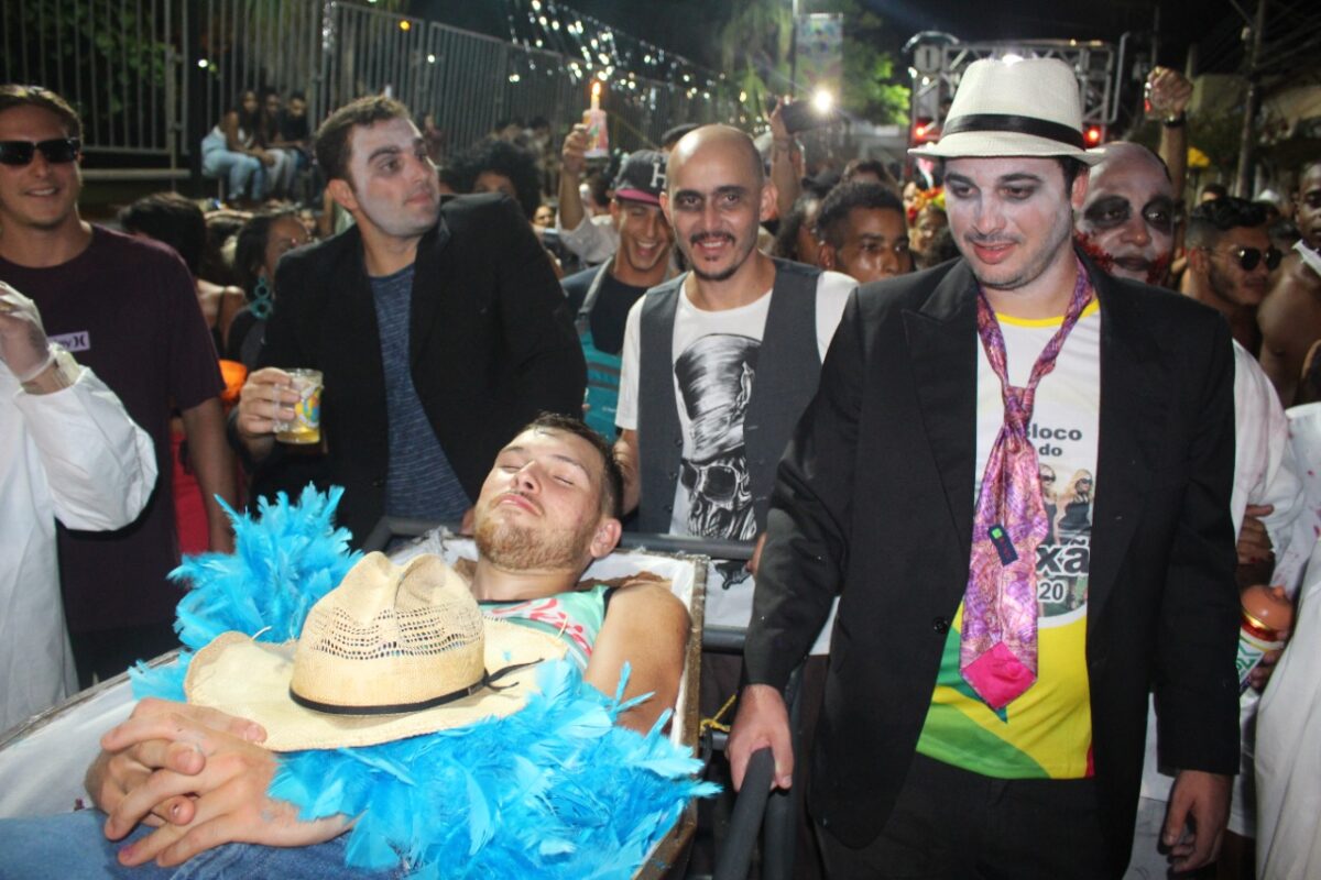 História e tradição do Carnaval de Santa Maria Madalena 1 O bloco do Caixão é a marca da irreverência