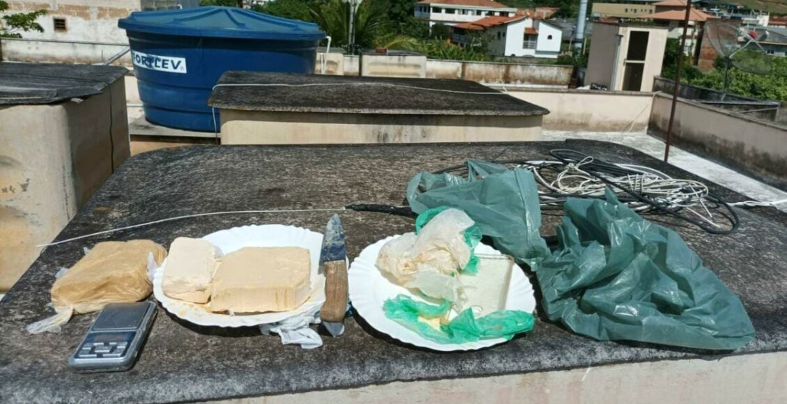 PM encontra pasta base de cocaína na laje de residência em Aperibé