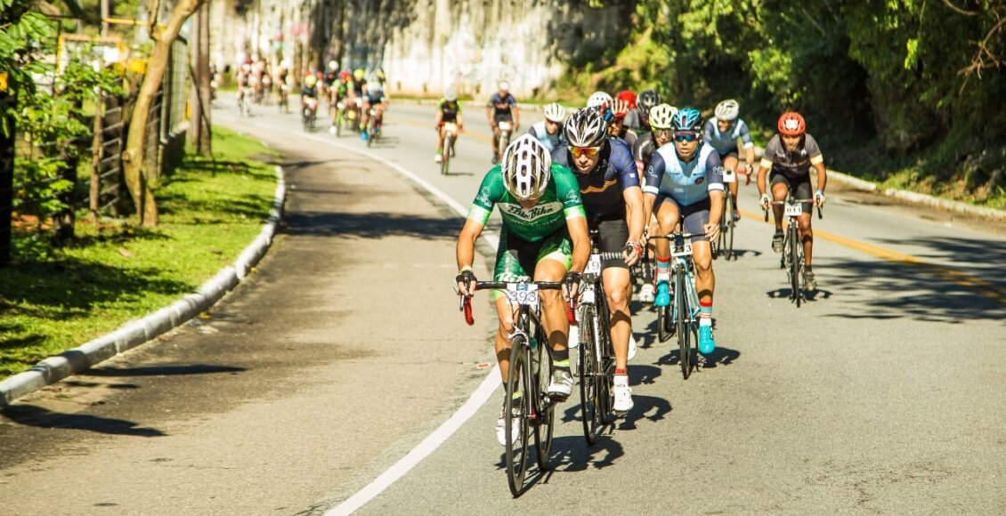 Ciclistas sobem a serra neste domingo no GP das Montanhas