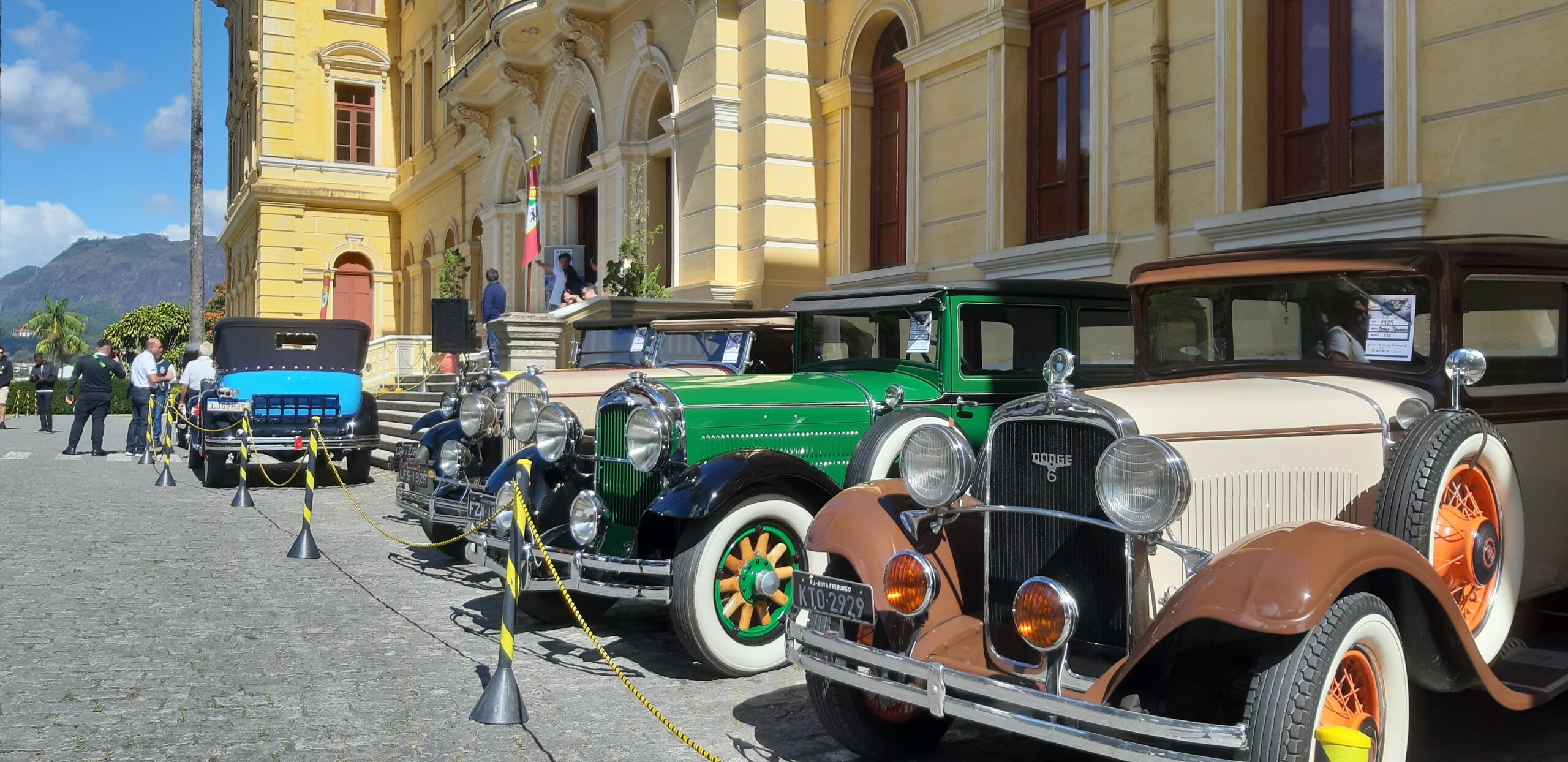 Carros antigos - NOTÍCIAS - Carros antigos de automobilismo desfilam na  Suíça