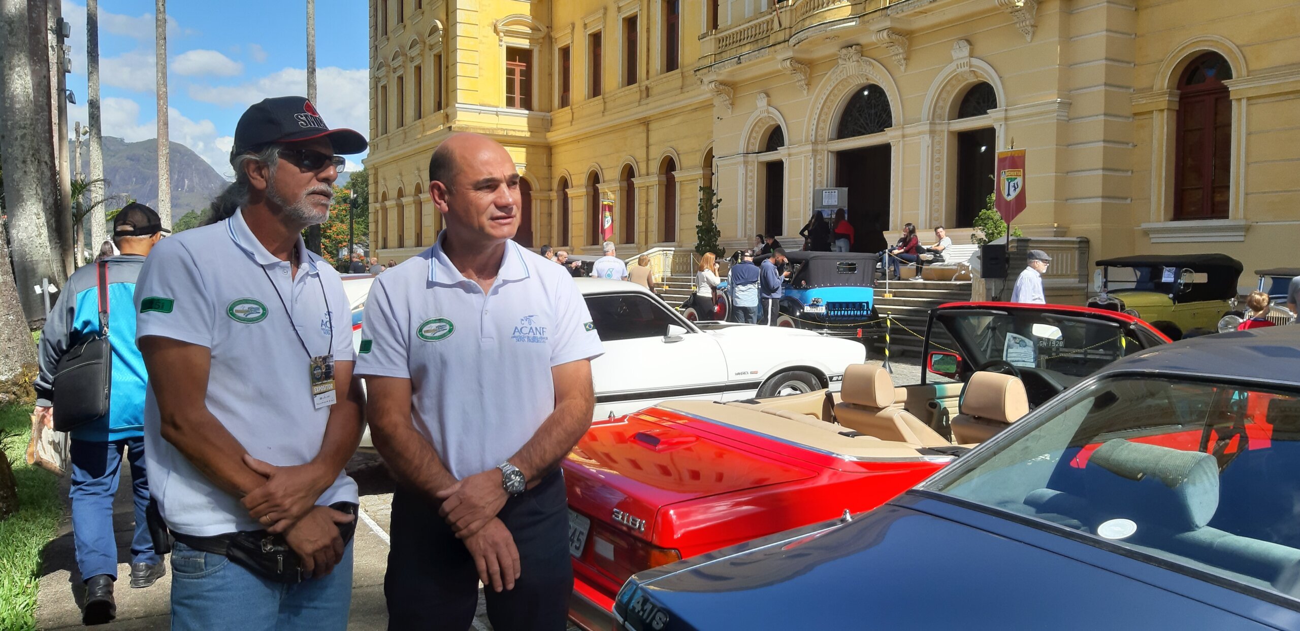 Carros antigos: paixão pela história do automobilismo 1 Marco Antônio Pereira Franco, a esquerda, presidente da ACANF e o vice Fernando Rimes. Acervo pessoal