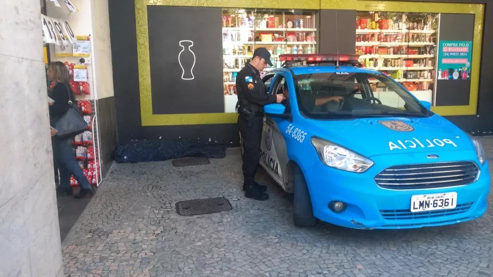 Morador de rua é encontrado morto no calçadão no centro de Petrópolis
