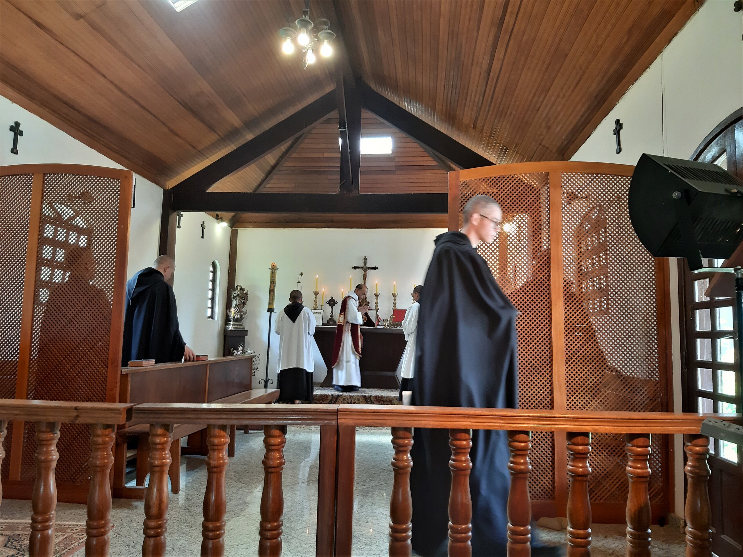 A missa é realizada em latim e as mulheres devem portar o véu. Acervo pessoal