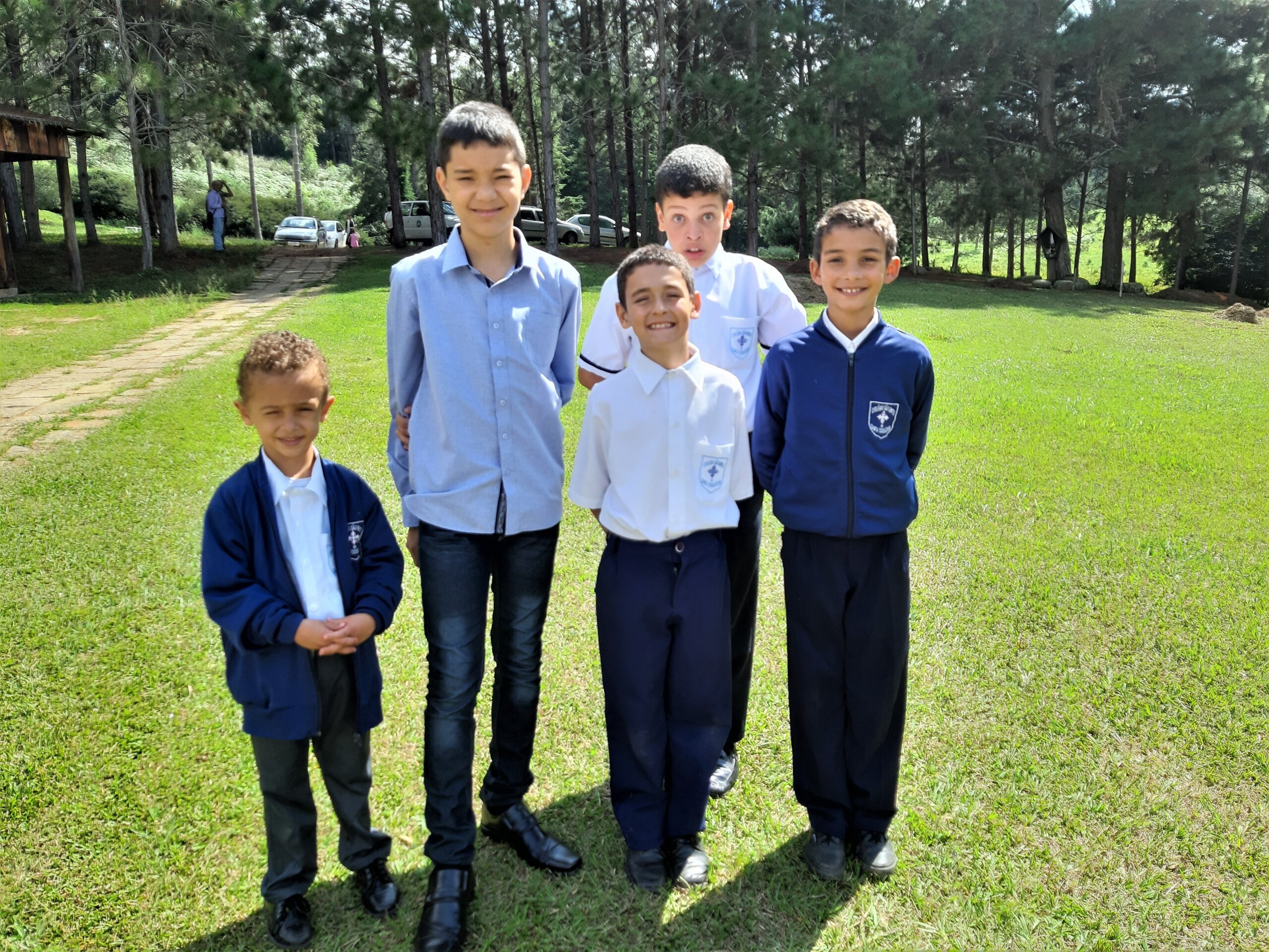 O polêmico Mosteiro da Santa Cruz em Nova Friburgo 6 Crianças da escola do mosteiro no dia da missa. Acervo pessoal