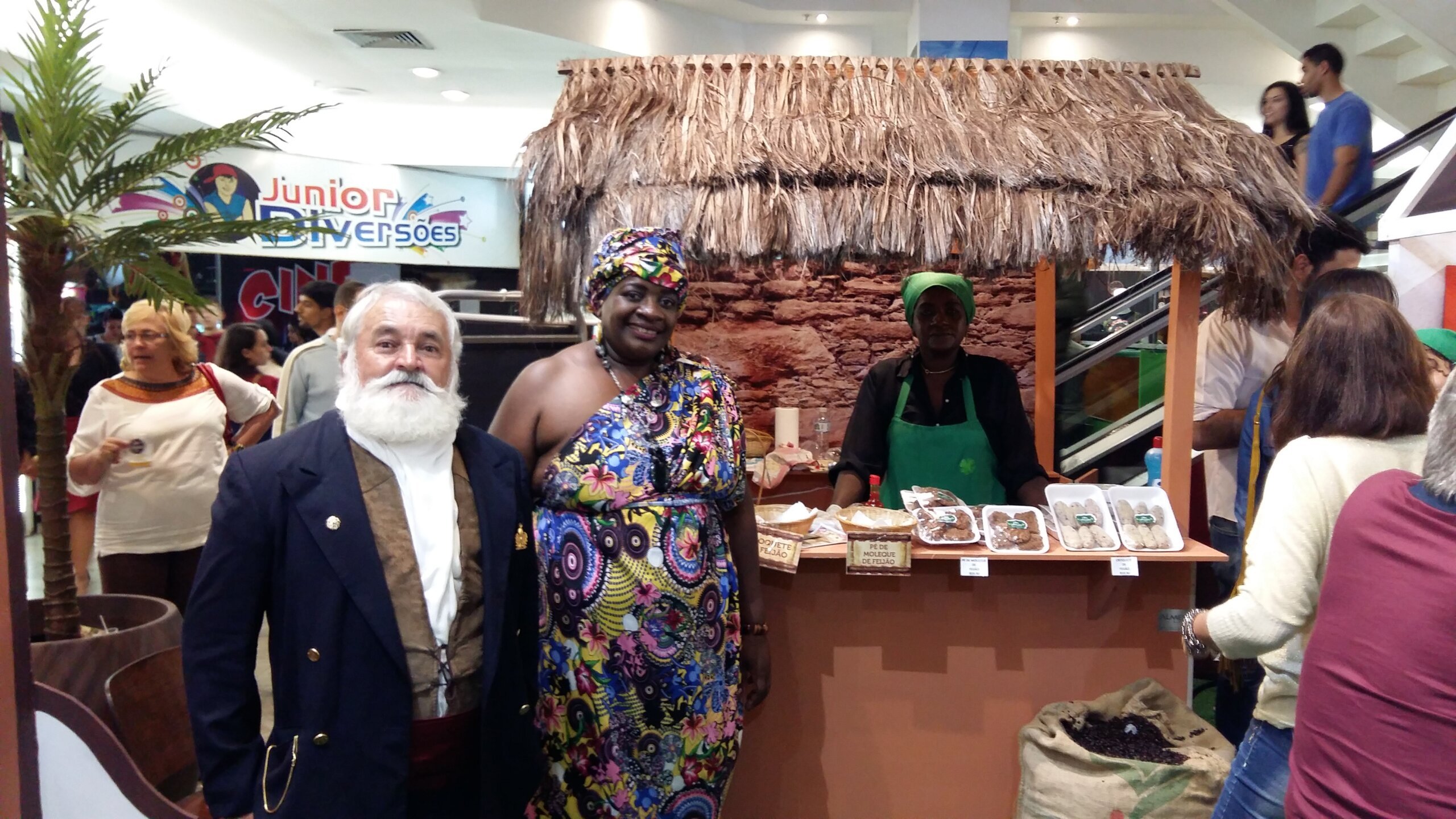 Cadima Shopping promove evento dos povos formadores de Friburgo 6 Moradores da Vila Areinha de Cantagalo em evento no Cadima Shopping. Acervo pessoal