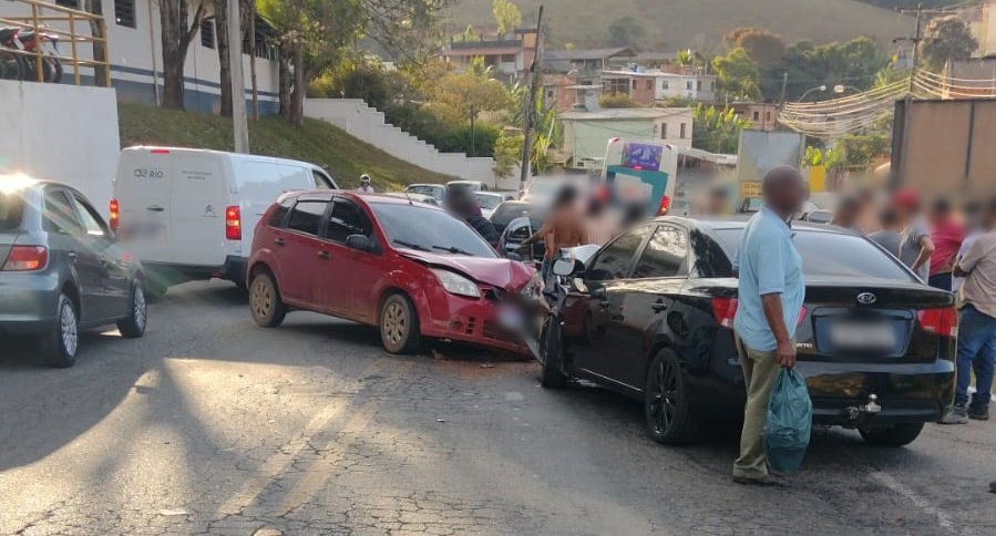 Acidente na RJ-160 mobiliza bombeiros entre Cantagalo e Cordeiro