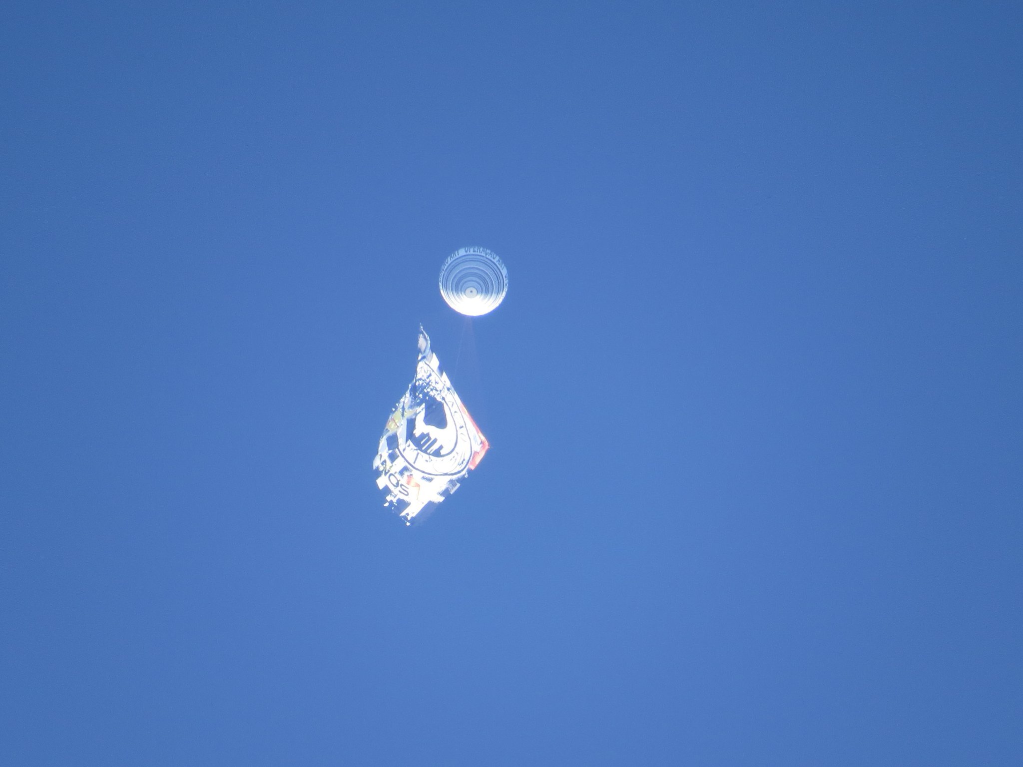 Polícia apreende balão de 20 metros em Cachoeiras de Macacu 1 Balão registrado por Marcel Cruz no céu de Cordeiro (Foto: Reprodução)