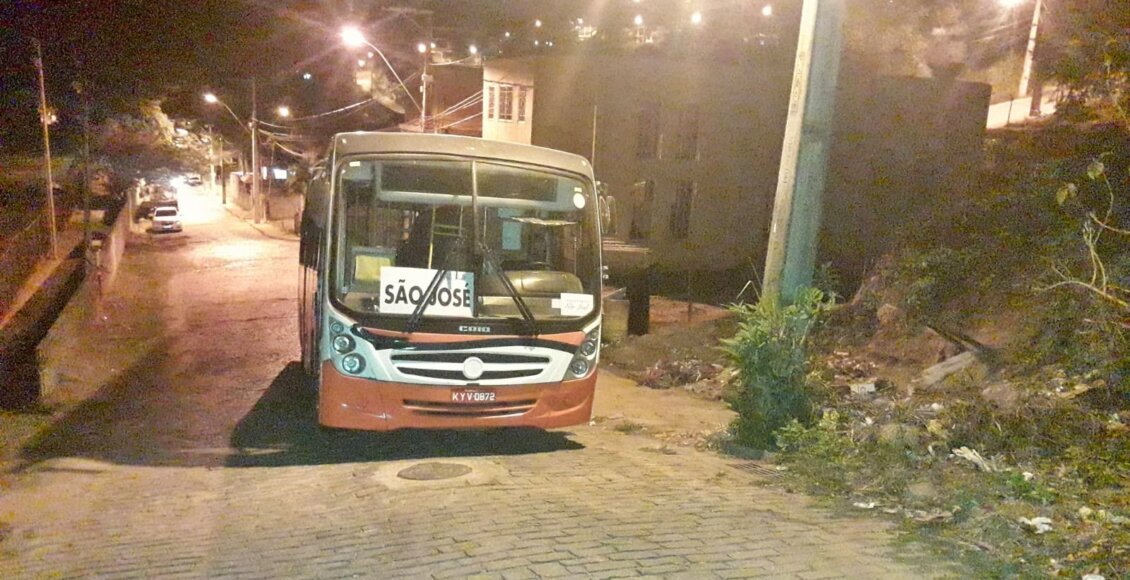 Ônibus quebrado há dias no bairro São José, em Cantagalo