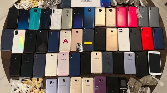 Operação apreende drogas e 50 celulares dentro de presídio em Campos