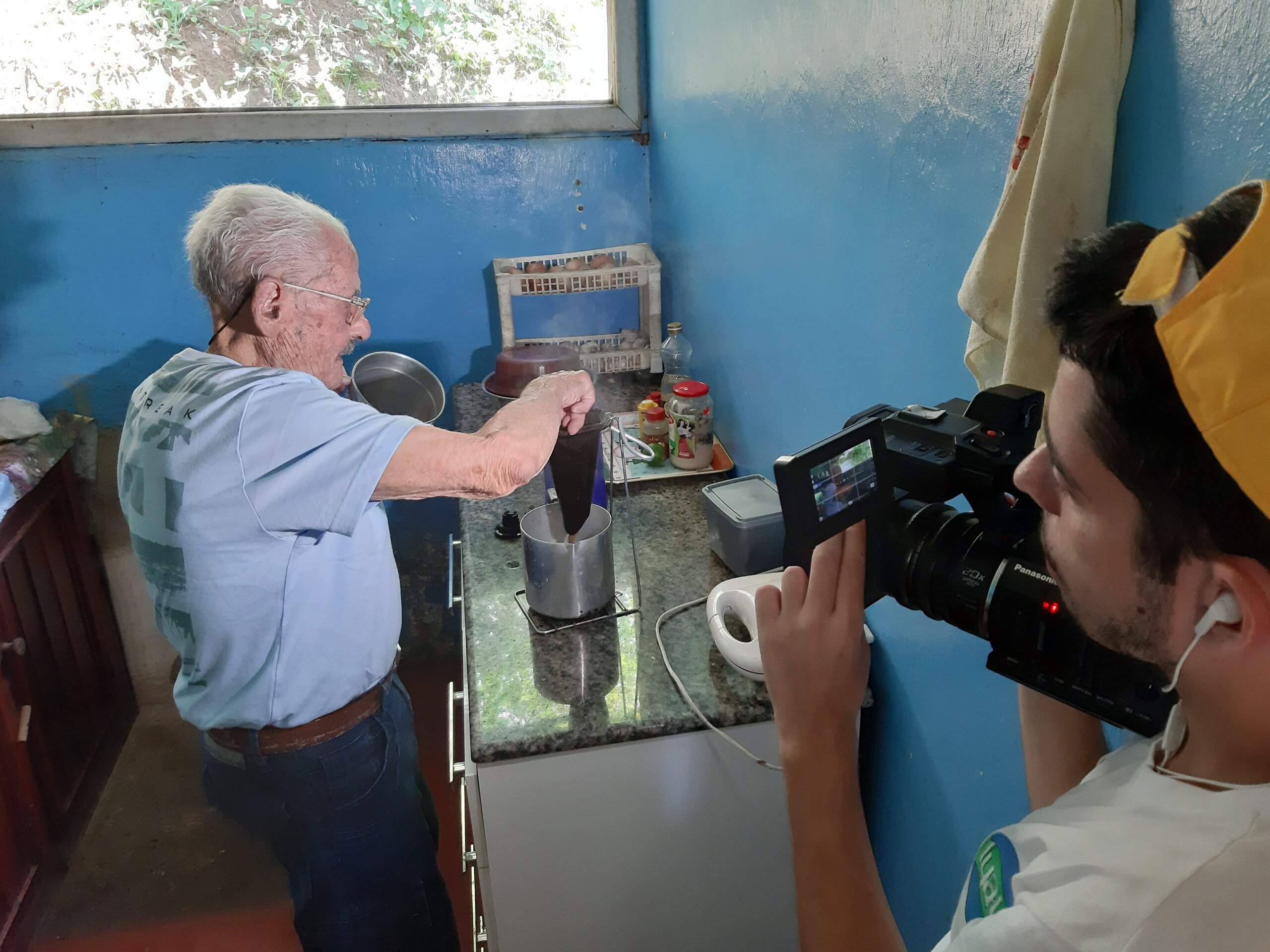 Friburgo: Vida caipira na toca de pedra em São Pedro da Serra 3 Momento em que documentei a entrevista do Sr. Moacyr. Acervo pessoal
