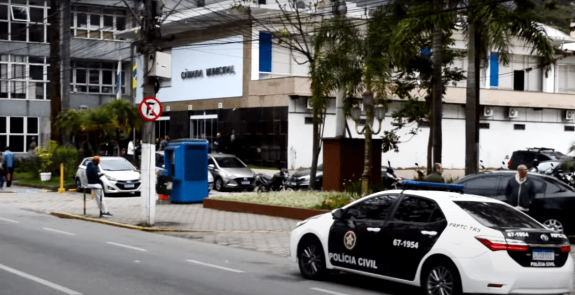 Câmara e Prefeitura são invadidas em Teresópolis