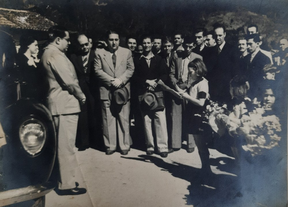 Dante Laginestra: o prefeito de Nova Friburgo na era Getúlio Vargas 9 Amaral Peixoto em frente a menina na inauguração da represa Debossan. Acervo família Laginestra.