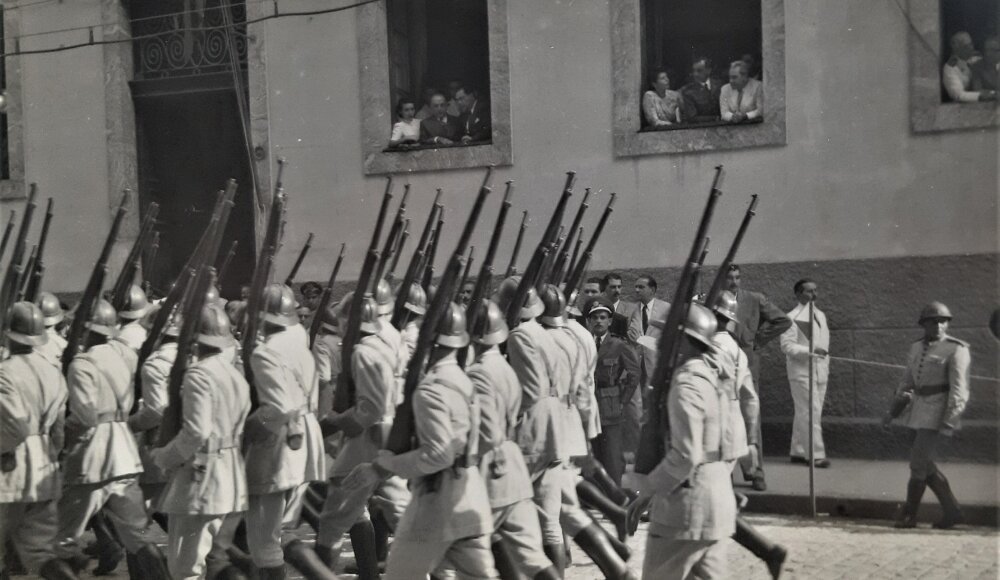 Getúlio Vargas assiste da janela da prefeitura o desfile em sua homenagem.