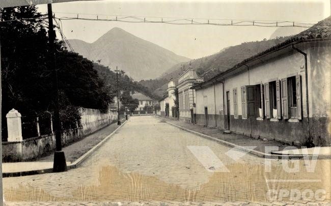 Dante Laginestra: o prefeito de Nova Friburgo na era Getúlio Vargas 7 Rua Galiano das Neves. As ruas do centro da cidade recebem paralelepípedos. Acervo FGV