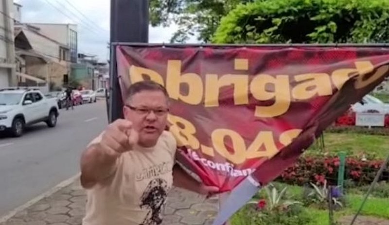Deputado rasga placa de adversário em espaço público de Friburgo