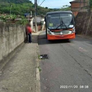 Ônibus bate em muro na descida do São José, em Cantagalo 1 A precariedade dos ônibus que fazem o transporte público na cidade de Cantagalo