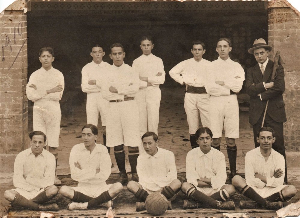 Mente sã em corpo são: Jogos Esportivos do Colégio Anchieta 6 Ano de 1910. De todos os jogos o favorito era o futebol. Acervo colégio Anchieta