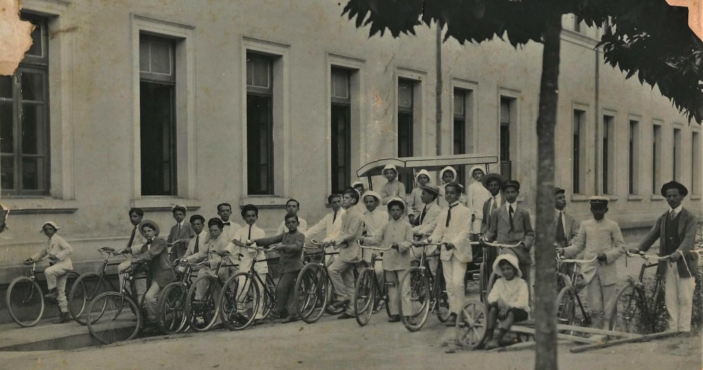 Mente sã em corpo são: Jogos Esportivos do Colégio Anchieta 7 Ano de 1913. O ciclismo era considerado um exercício para robustecer o corpo. Acervo colégio Anchieta