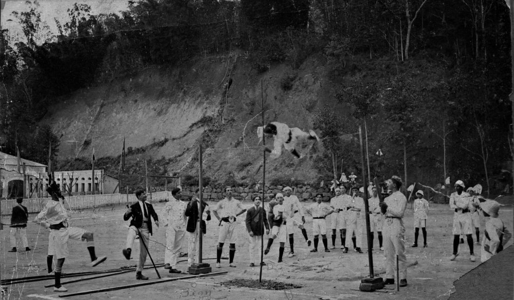 Mente sã em corpo são: Jogos Esportivos do Colégio Anchieta 5 Ano de 1921. Pulo de altura com vara nos jogos olímpicos. Acervo colégio Anchieta