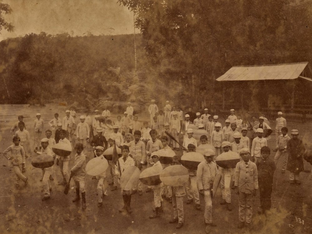 Mente sã em corpo são: Jogos Esportivos do Colégio Anchieta 9 Bolas feitas de pano enchiam o espaço golpeando os escudos. Acervo colégio Anchieta