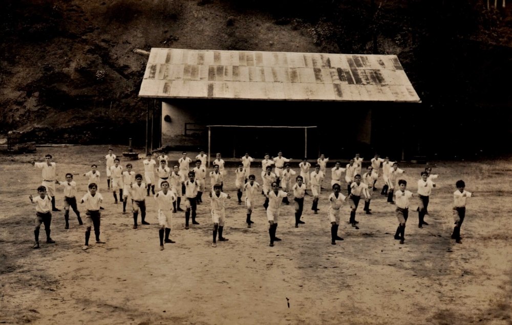 Mente sã em corpo são: Jogos Esportivos do Colégio Anchieta 2 No século 19 os exercícios saem da esfera militar e alcançam as escolas. Acervo colégio Anchieta