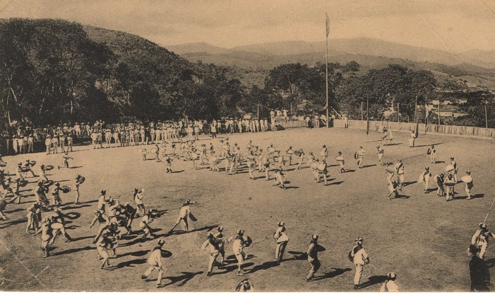 Mente sã em corpo são: Jogos Esportivos do Colégio Anchieta 10 O jogo de guerra ou pugnaspiel na Divisão dos pequenos. Acervo colégio Anchieta