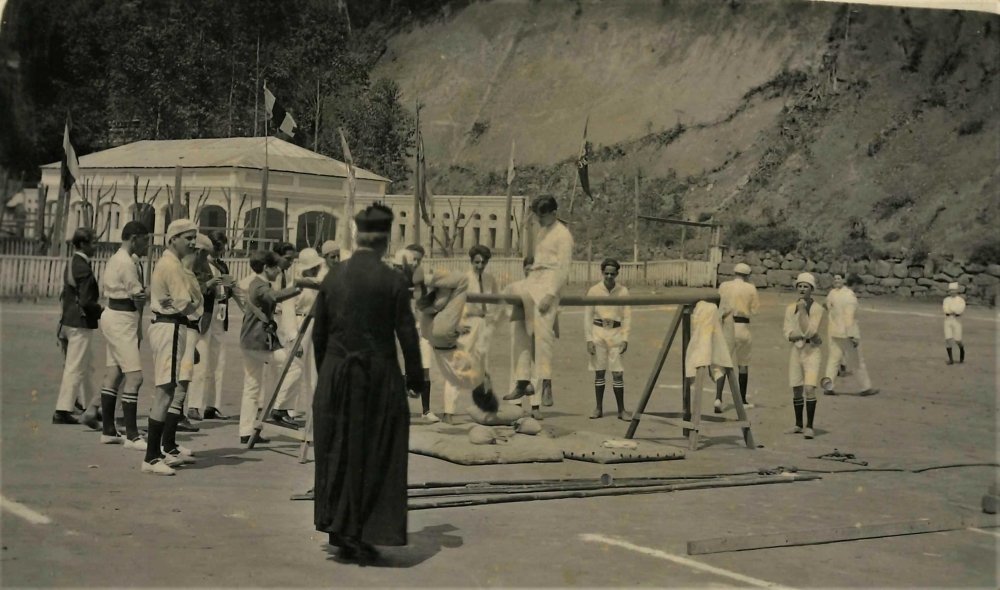 Mente sã em corpo são: Jogos Esportivos do Colégio Anchieta 3 Recreio de uma das Divisões onde ocorriam os exercícios ginásticos e jogos. Acervo colégio Anchieta