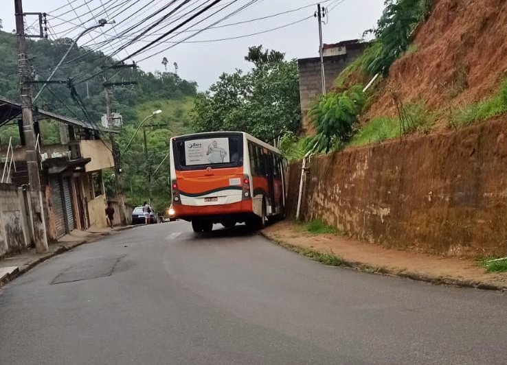 Ônibus bate em muro na descida do São José, em Cantagalo